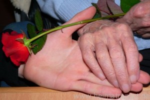 Die Hand meiner 89-jährigen Mutter und ihrem Enkelsohn