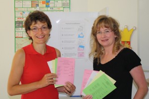 Im Bürgerbüro wartet die Wahlkabine auf die ersten Wähler. Claudia Wiemer (links) und Claudia Weßeling (beide Gemeindeverwaltung) zeigen die vier Stimmzettel für die Kommunalwahl.