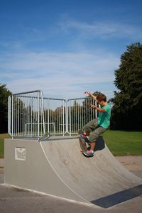 Boarder kurz vorm Sprung an der neuen Quaterpip Boarder kurz vorm Sprung an der neuen Quaterpip