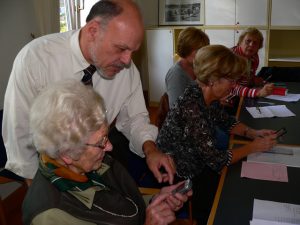 Handyschulung Im Bildvordergrung: Frau Dr. Elisabeth Schwane bei einer Schulung von der KAB ind Raesfeld
