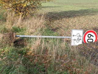 Verkehrsschild flach gelegt Verkehrsschild flach gelegt